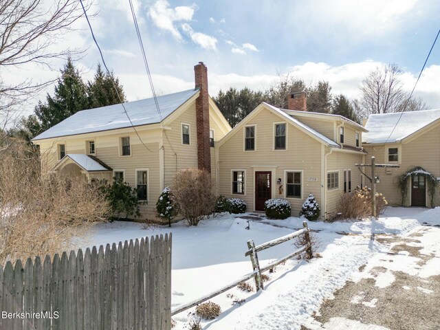 view of front of property with a front yard