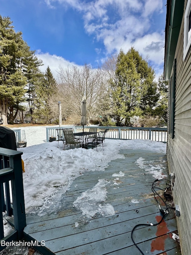 deck with outdoor dining space