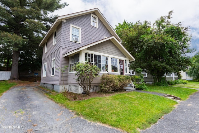 30 Belvidere Ave, Pittsfield, MA 01201 - view of front facade with a front yard