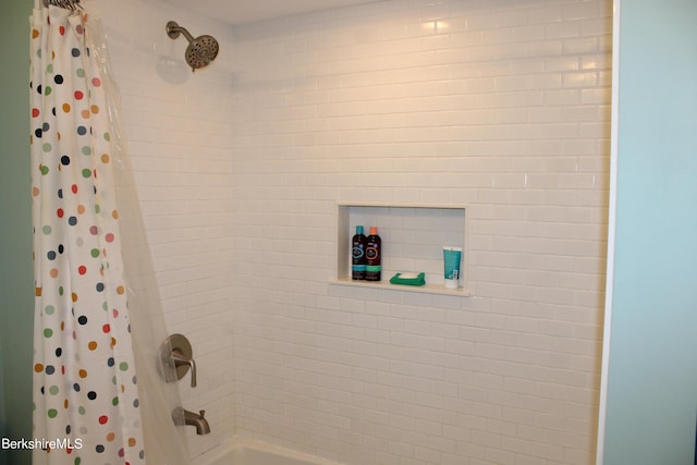 bathroom featuring shower / bath combo