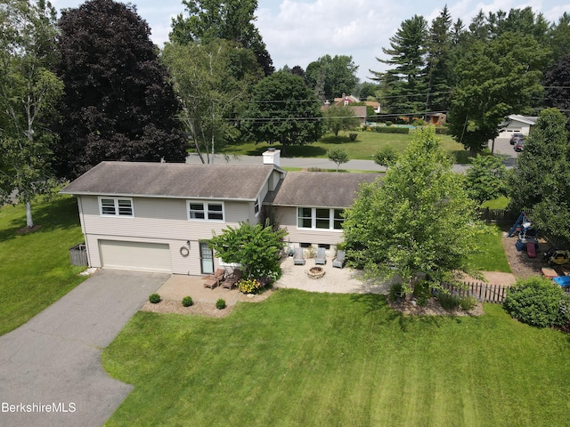 view of front of property featuring a front yard and a garage