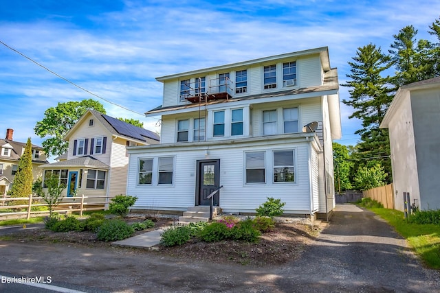 view of front of house with driveway