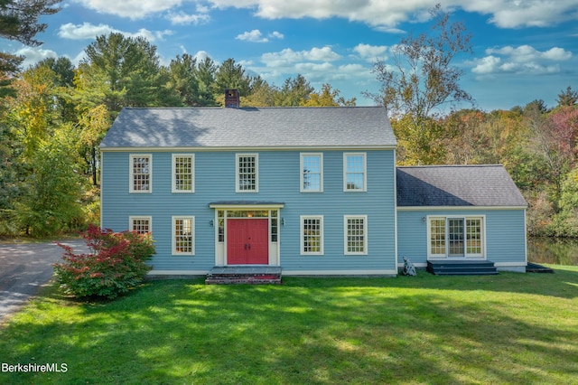 colonial inspired home featuring a front yard