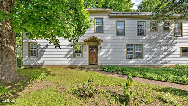 view of front facade with a front yard