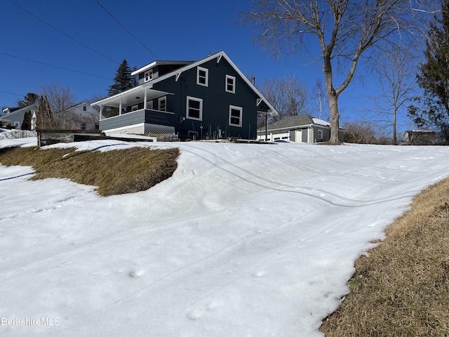 view of front of home featuring a detached garage