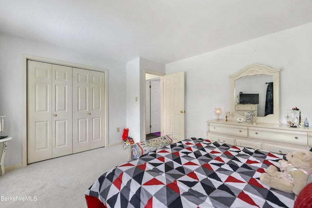 bedroom featuring carpet floors and a closet