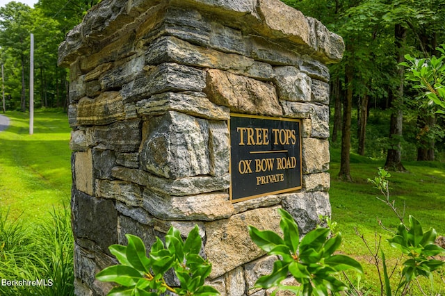 community sign featuring a yard