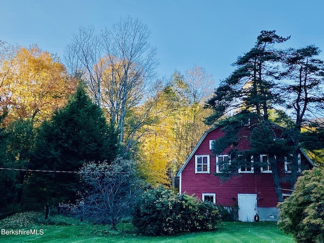 view of side of property featuring a lawn