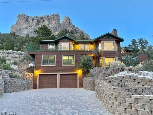 view of front of property featuring a mountain view and a garage