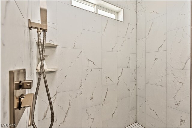 bathroom featuring a tile shower