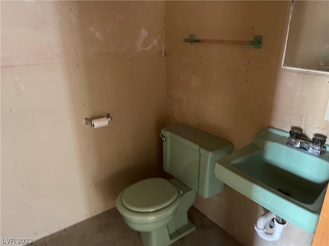bathroom featuring toilet and sink