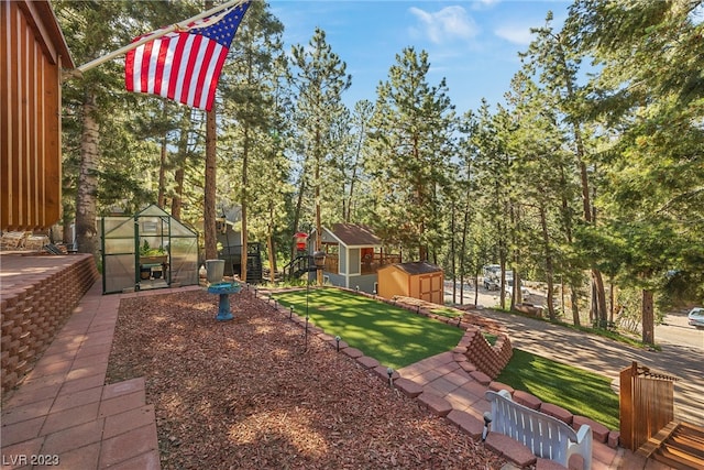 view of yard with a storage shed