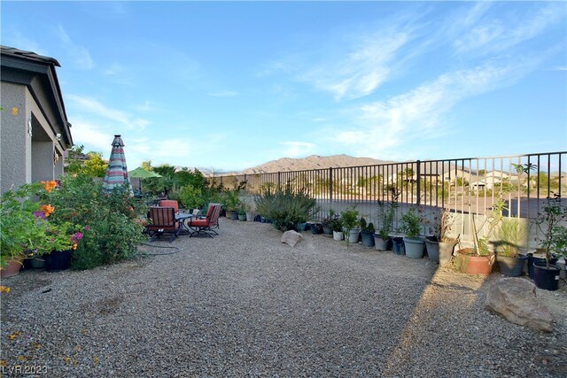 view of yard with a mountain view