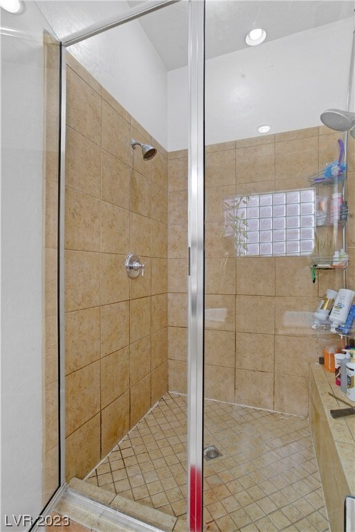 bathroom featuring a tile shower