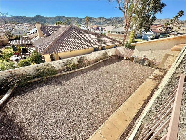 view of yard with a mountain view