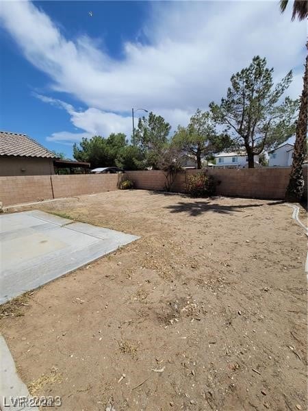 view of yard featuring a patio