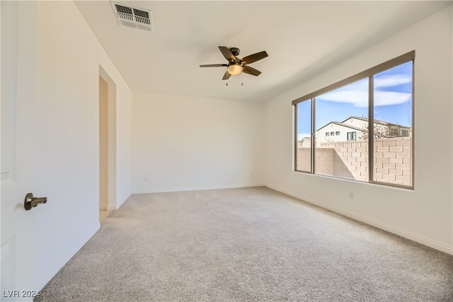 carpeted empty room featuring ceiling fan