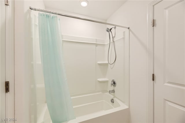 bathroom featuring shower / tub combo