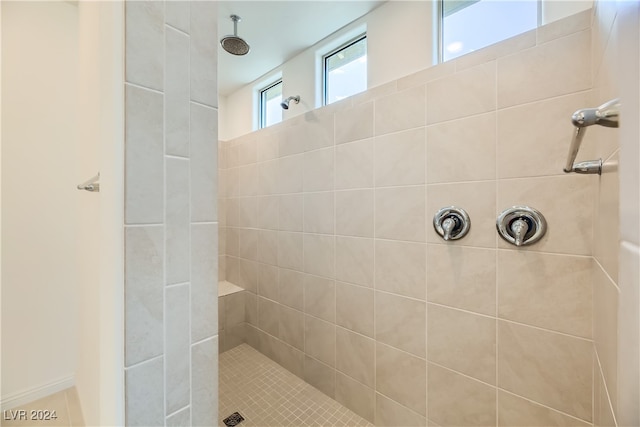 bathroom featuring a tile shower