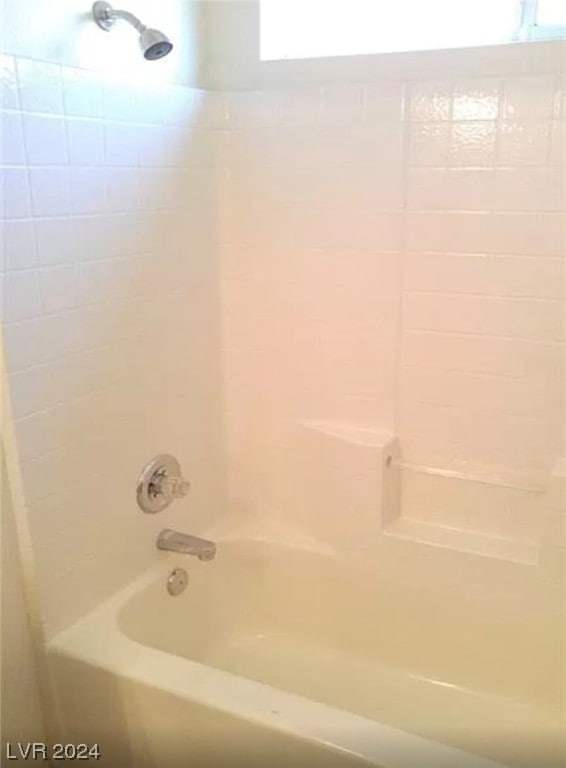 bathroom featuring tiled shower / bath combo