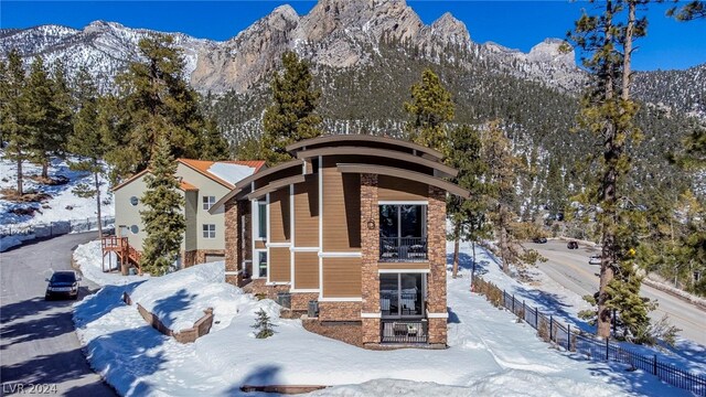 view of front of home with a mountain view