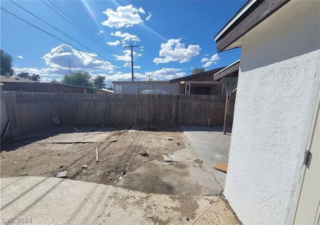 view of yard featuring a patio area