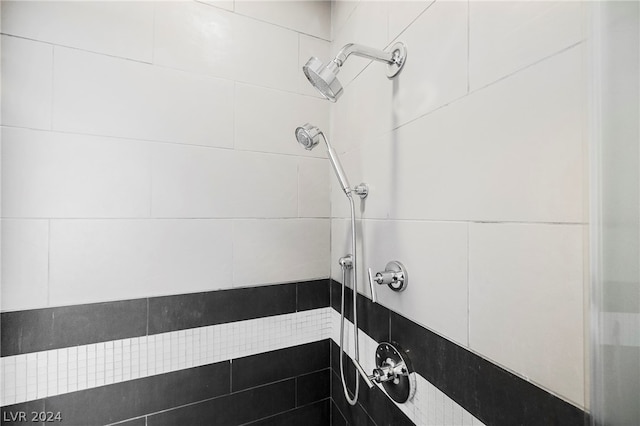 bathroom featuring tiled shower