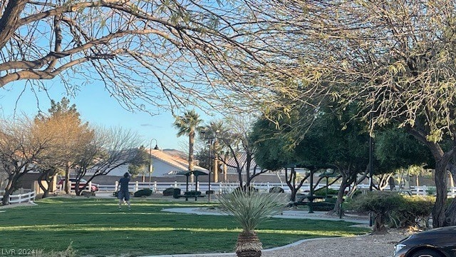 view of property's community featuring a lawn