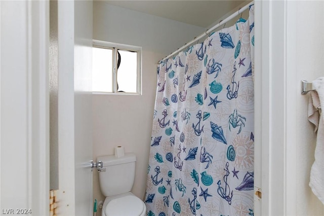 full bath with toilet and a shower with shower curtain