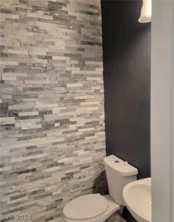 bathroom featuring sink and toilet