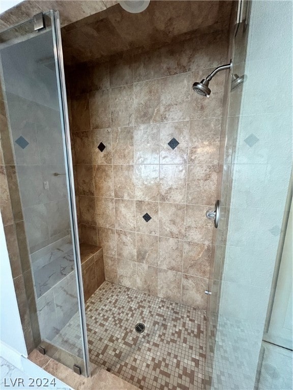 bathroom featuring tiled shower