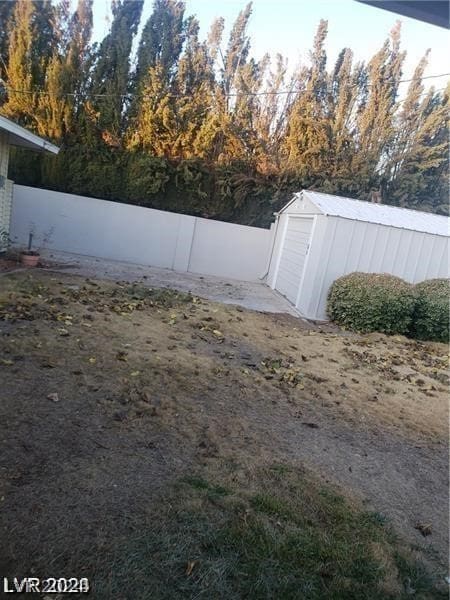 view of yard with a storage shed