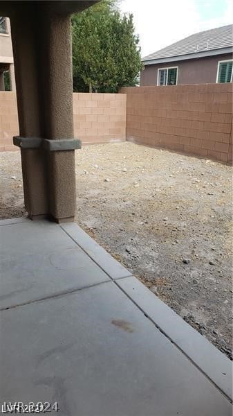 view of yard featuring a patio