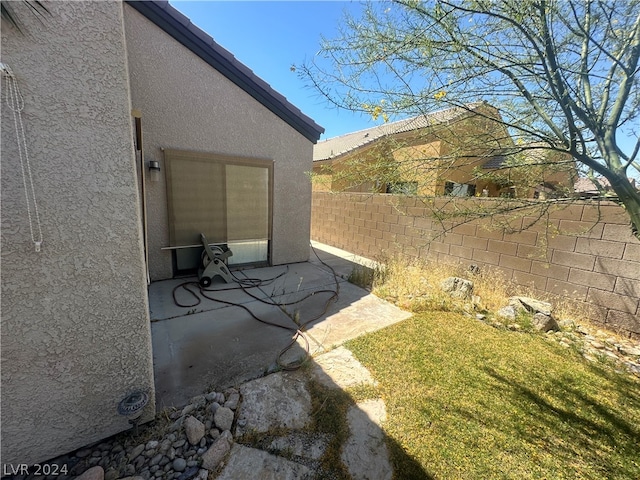 view of yard with a patio area