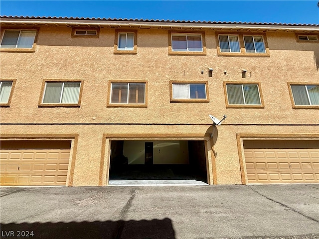 view of front facade featuring a garage