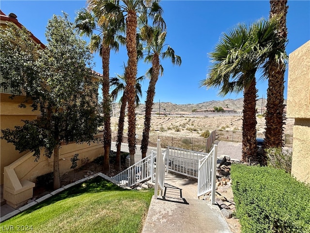 view of yard with a mountain view