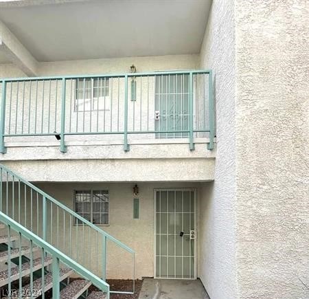 property entrance featuring a balcony