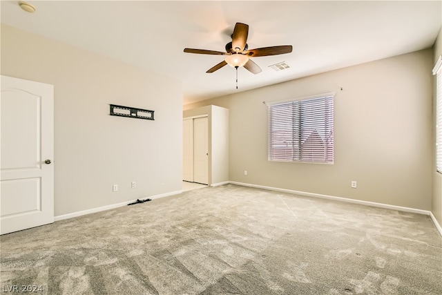 carpeted empty room featuring ceiling fan