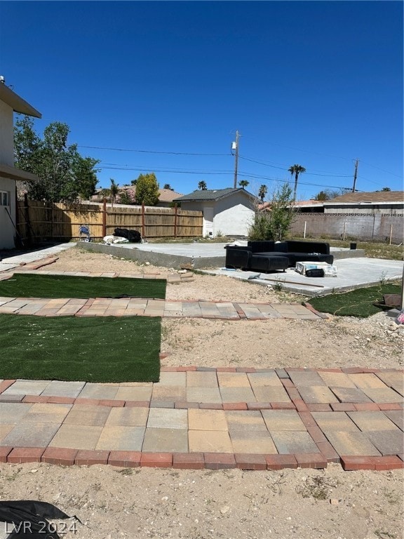 view of yard featuring a patio area