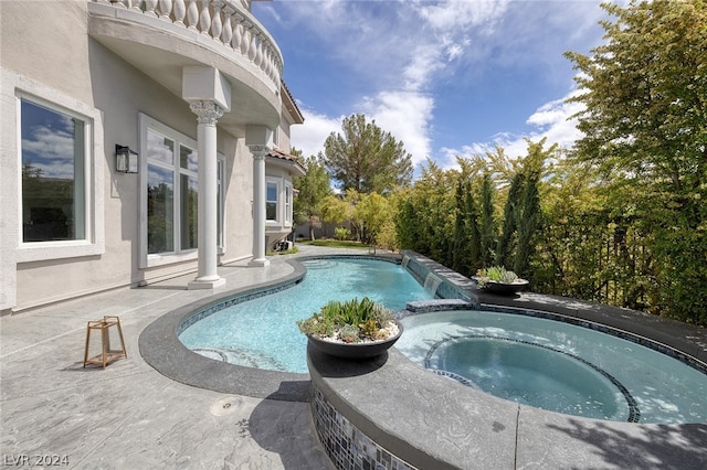 view of pool with an in ground hot tub and a patio