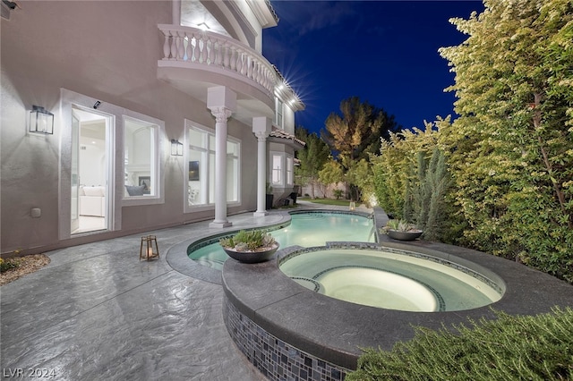 view of pool with an in ground hot tub