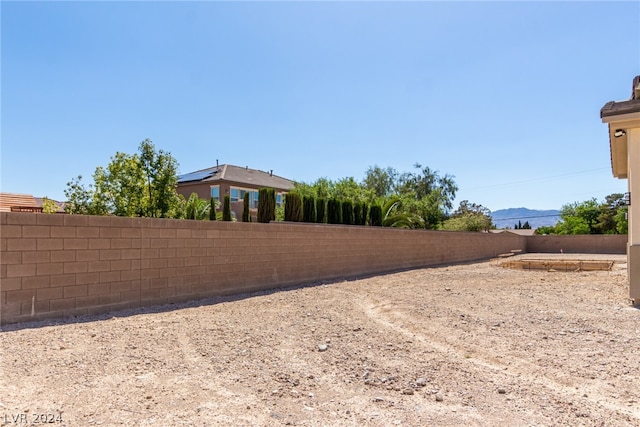 view of yard featuring a mountain view