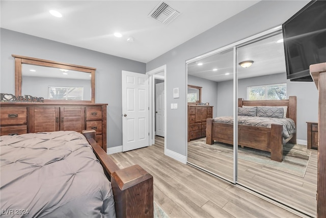 bedroom with baseboards, visible vents, light wood-style floors, a closet, and recessed lighting