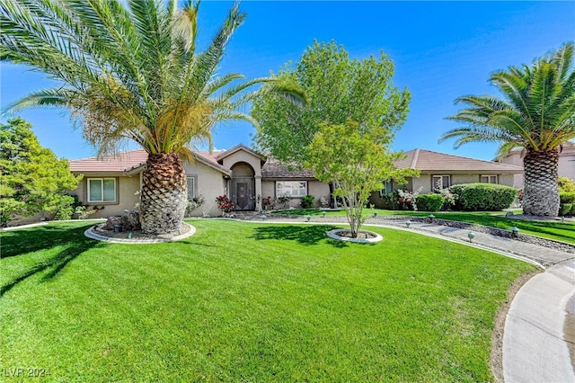 view of front of property featuring a front yard