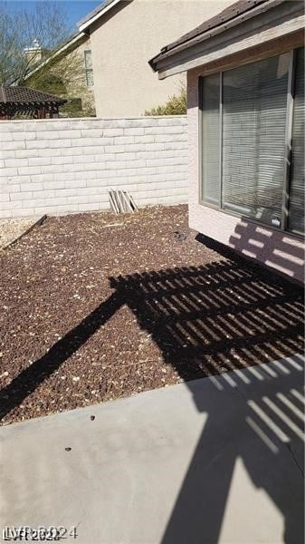 view of yard featuring a patio area