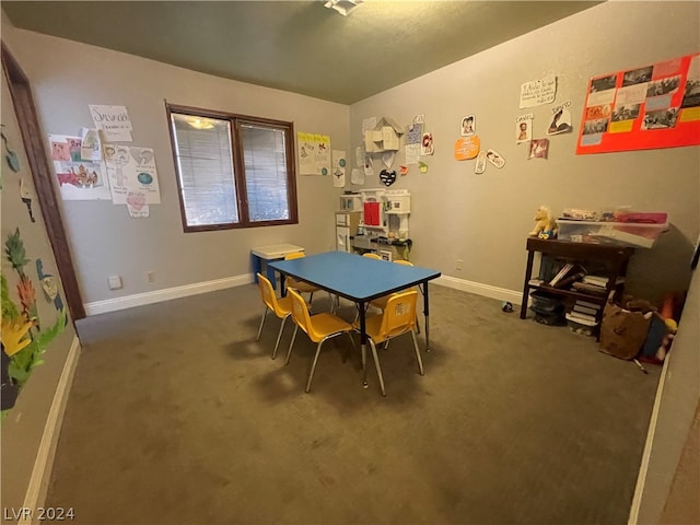 recreation room featuring carpet