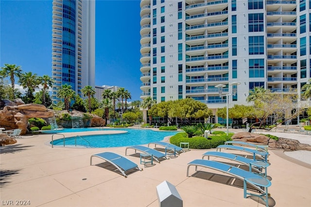 view of swimming pool