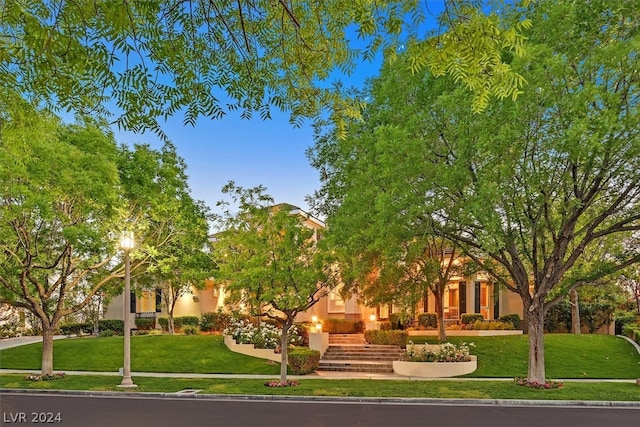 view of front facade featuring a front lawn