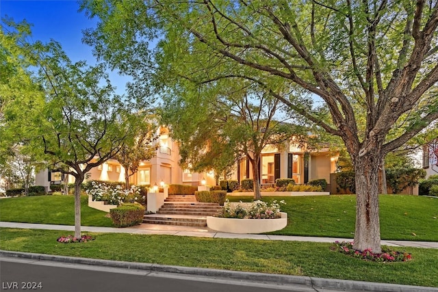 view of front facade featuring a front lawn