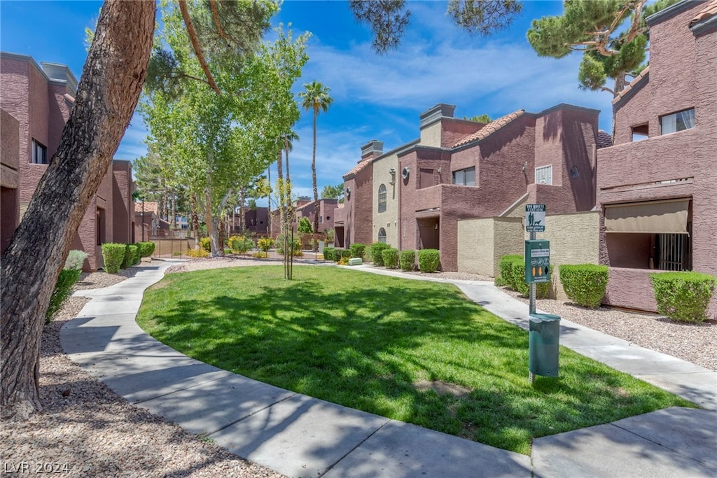 view of property's community featuring a lawn